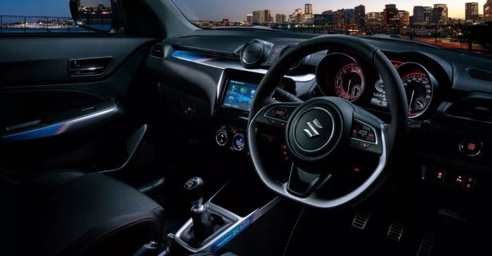 interior dihiasi detail berupa panel alumunium