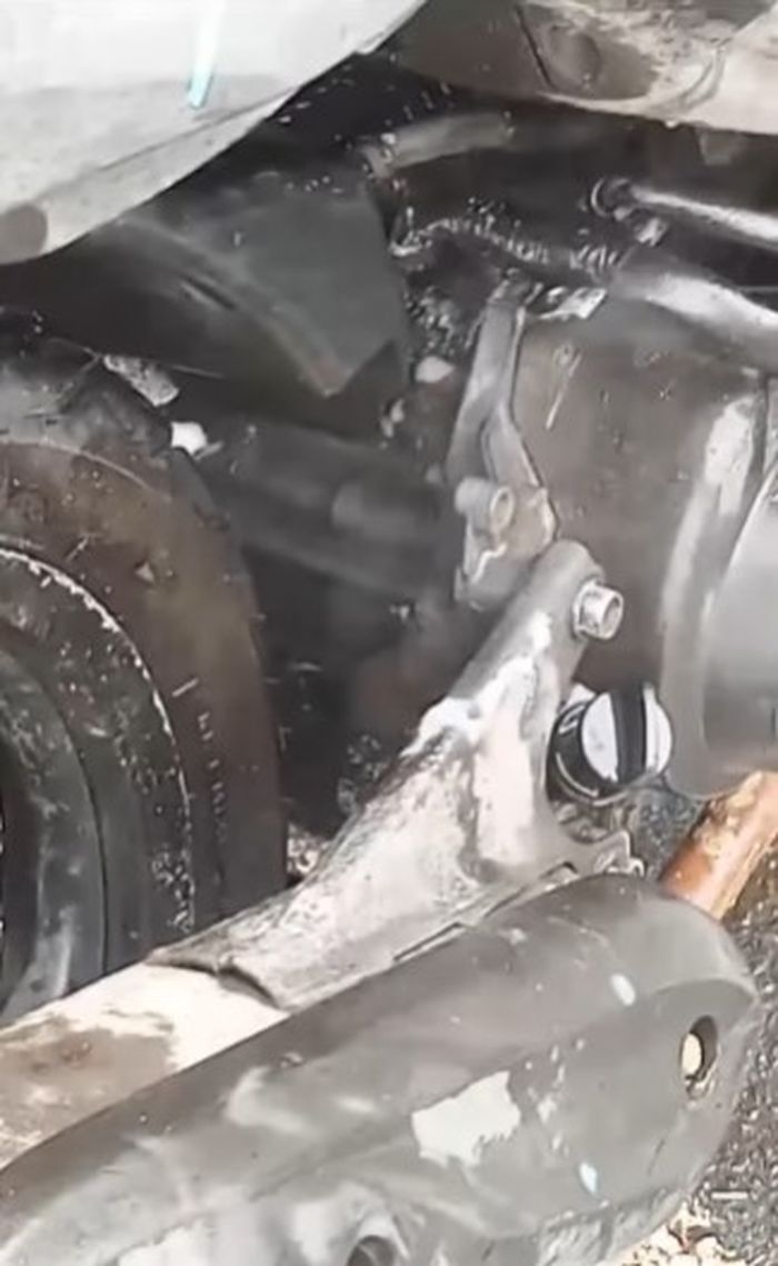 Mesin, knalpot, bodi ratusan motor melepuh kena cairan kimia soda api yang tumpah sejauh 8 km di jalan raya Padalarang-Purwakarta, kabupaten Bandung Barat