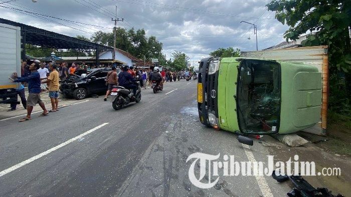 Truk ekspedisi terguling usai ditabrak Mitsubishi Xpander dari arah berlawanan di Jalan Raya Ponorogo-Pacitan, Desa Ngampel, Balong, Kabupaten Ponorogo, Jawa Timur.
