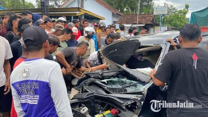 Sopir Mitsubishi Xpander terjepit dalam kabin setelah bodi remuk tabrak truk ekpedisi dari arah berlawanan di Jalan Raya Ponorogo-Pacitan, Desa Ngampel, Balong, Kabupaten Ponorogo, Jawa Timur.