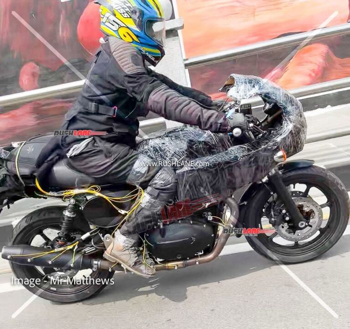 Diduga Royal Enfield Continental GT 750 dites di jalan raya