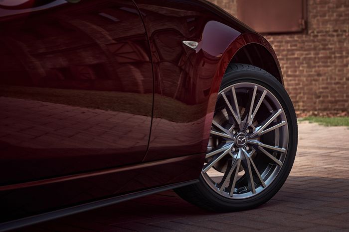 Pelek spesial diberikan untuk Mazda Roadster RF 35th Anniversary. 					