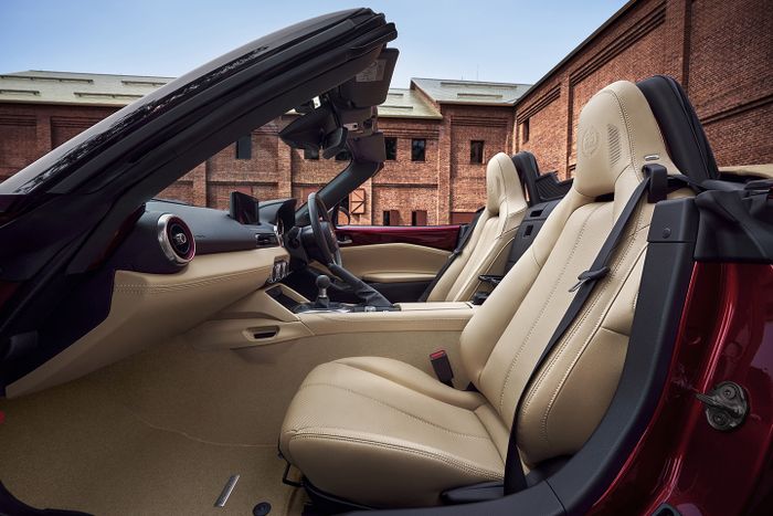 Interior Mazda Roadster 35th Anniversary berkesan mewah dengan kulit warna sports tan.