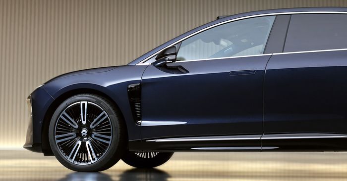 Pelek Nio ET9 memiliki bagian tengah floating.