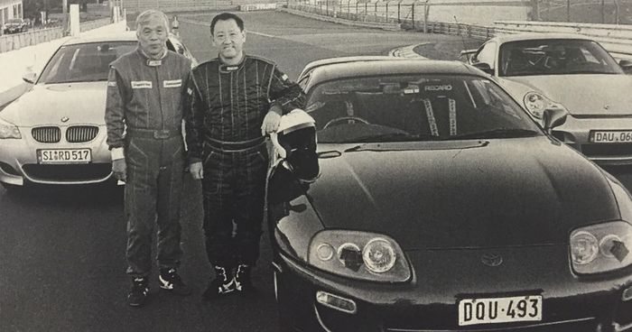 Toyota Supra bersama Hiromu Naruse, Master Driver Toyota saat itu, dan Chairman Akio Toyoda.