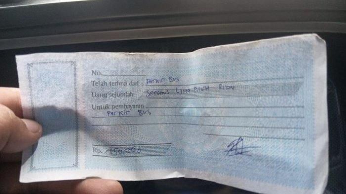 Kwitansi tarif parkir sebesar Rp 150 ribu