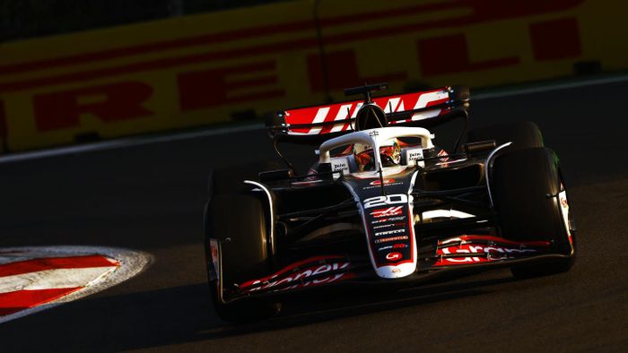 Haas VF-24 dikemudikan oleh Kevin Magnussen di ajang Abu Dhabi 2024.