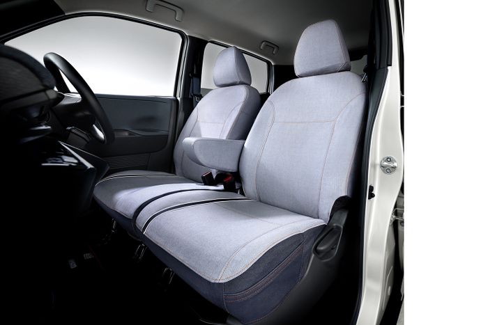Jok depan Nissan Sakura berbalut denim dari BEAMS.