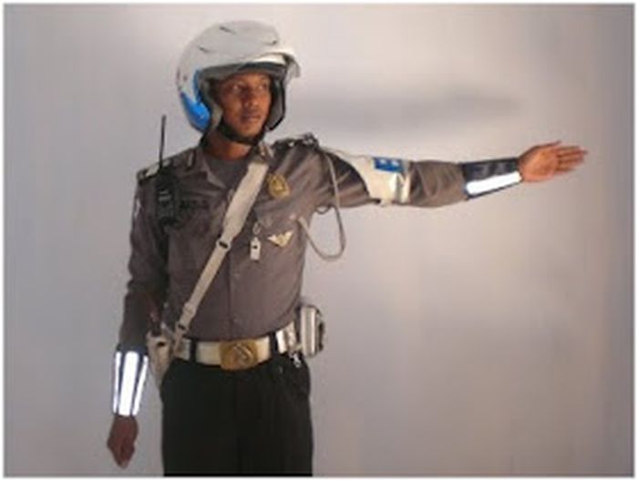 Gerakan 3 : Menghentikan arus dari arah belakang petugas