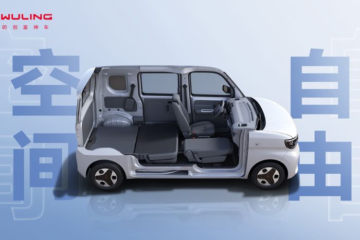 Kabin Wuling Zhiguang EV makin lega berkat pelipatan rata lantai sampai ke baris pertama.