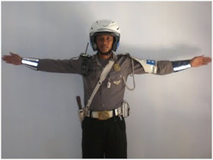 Gerakan ke 4 : Menghentikan kendaraan dari arah depan &amp; belakang petugas