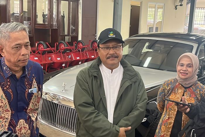 Menteri Sosial, Saifullah Yusuf (Gus Ipul) bersama Wakil Menteri Sosial (Wamensos) Agus Jabo Priyono menunjukan Rolls-Royce Ghost yang tersimpan di Gudang Hadiah Tak Tertebak (HTT) Kemensos di Kalibata, Jakarta Selatan dan akan dilelang