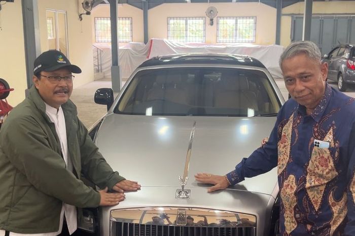 Menteri Sosial, Saifullah Yusuf (Gus Ipul) bersama Wakil Menteri Sosial (Wamensos) Agus Jabo Priyono berpose di depan Rolls-Royce Ghost yang tersimpan di Gudang Hadiah Tak Tertebak (HTT) Kemensos di Kalibata, Jakarta Selatan