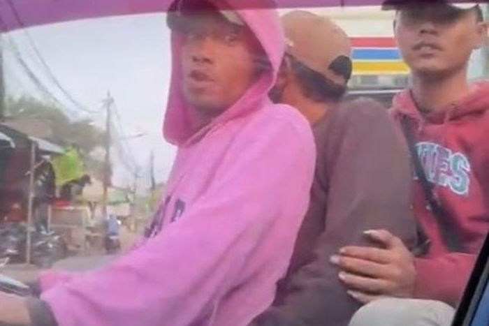 Tiga pemotor bonceng tiga yang meneror pengemudi mobil dengan memepet dan gebrak kaca di Jl Hankam, Jatiwarna, Pondok Gede, kota Bekasi