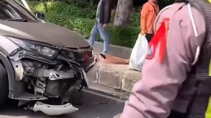 Kondisi Honda HR-V yang menabrak pengayuh becak dan pengendara motor di Jl Basuki Rahmat, Surabaya
