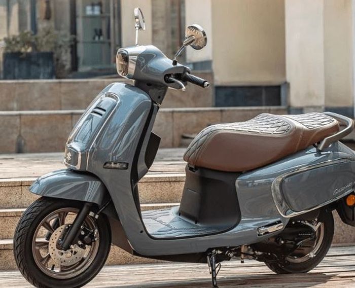 dengan detail krom dan jok cokelat, Suzuki US125 memiliki kesan premium ala motor Eropa