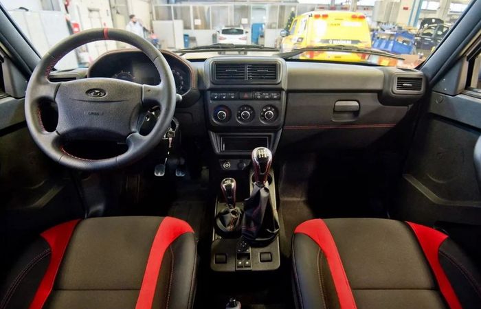 detail merah pada interior memberikan kesan agresif