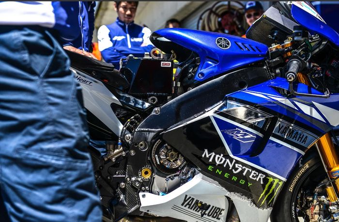 Bagian atas tangki hanya cover saja, bukan tempat bahan bakar