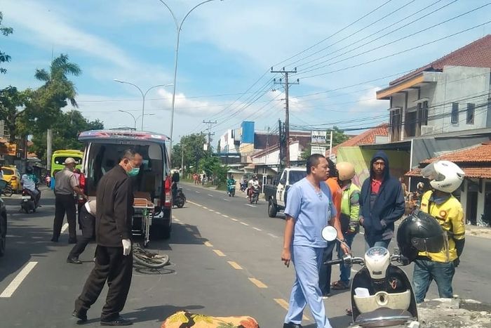 Evakuasi kakek 70 tahun yang tewas tertabrak Toyota Avanza saat menyeberang jalan naik sepeda ontel di Margadana Kota Tegal