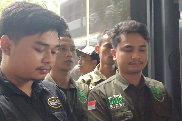 (Paling kiri) Agam Muhammad Nasrudin, anak dari Ilyas Abdurrahman, bos rental mobil yang ditembak mati oknum TNI AL