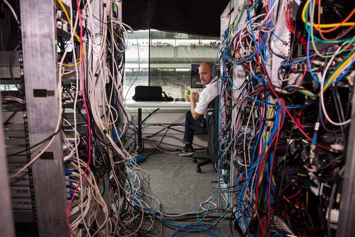 Ruangan Race Direction dan Race Stewards di mana petugas memantau seluruh kejadian di lintasan