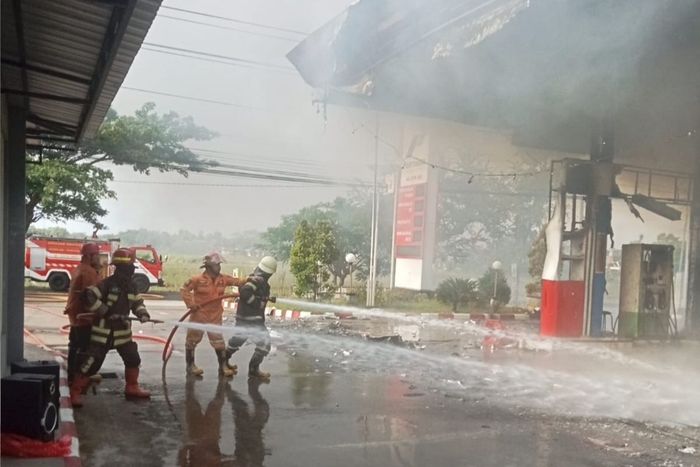 Petugas pemadam kebakaran berusaha memadamkan api yang membakar area SPBU 44.575.25 Cuplik, Bulakan, Kabupaten Sukoharjo, Jawa Tengah