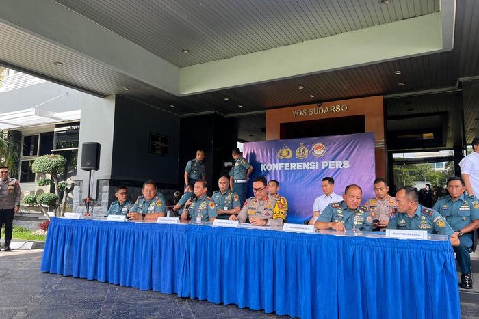 Konferensi pers TNI Angkatan Laut dan Polda Banten mengenai penembakan bos rental mobil di rest area Tol Tangerang-Merak, (6/1/25) di Markas Koarmada RI, Jakarta Pusat. 