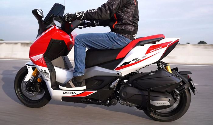 desain sampingnya sangat sporty dengan buntut runcing ala motor sport