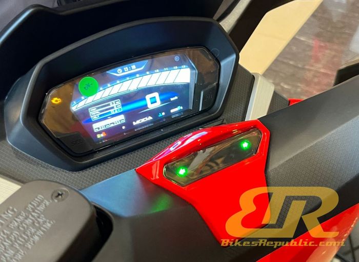 panel instrumennya sudah bisa terkoneksi ke smartphone