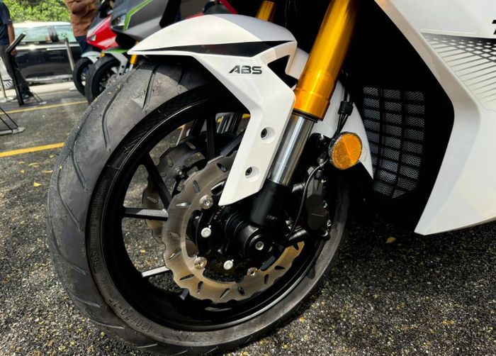 rem depan Moda Sporter-S sudah pakai cakram ganda dan dilengkapi sistem ABS
