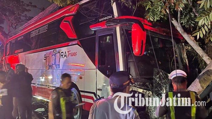 Polisi mendata korban meninggal dan luka-luka dari kecelakaan bus Pariwisata Shakindra Trans 