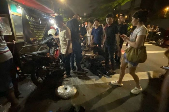 Kondisi pasca Toyota Raize menabrak 3 motor, warung kelontong dan gerobak sate di kawasan Patal Senayan, Jakarta Selatan