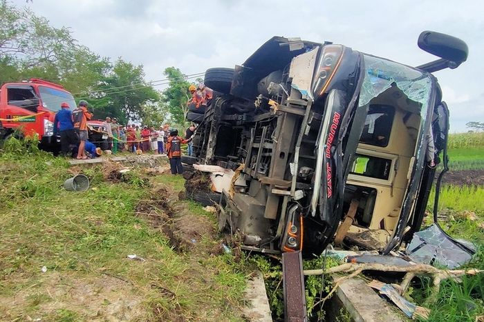 Bus PO Murni Jaya yang terguling di atas parit setelah loncat ke area sawah di jalan raya Nagung&mdash;Brosot, Panjatan, Kulon Progo, Yogyakarta