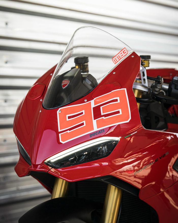 Marc Marquez memakai Ducati Panigale V2 untuk latihan