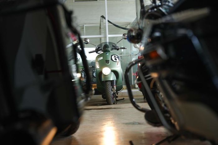 Vespa GTS 300 SEI Giorni yang disita KPK dari koruptor, kini parkir di Rupbasan KPK Cawang Jakarta Timur