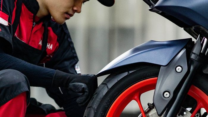 Pengecekan kondisi ban, suspensi dan sistem pengereman motor matic di bengkel resmi Yamaha