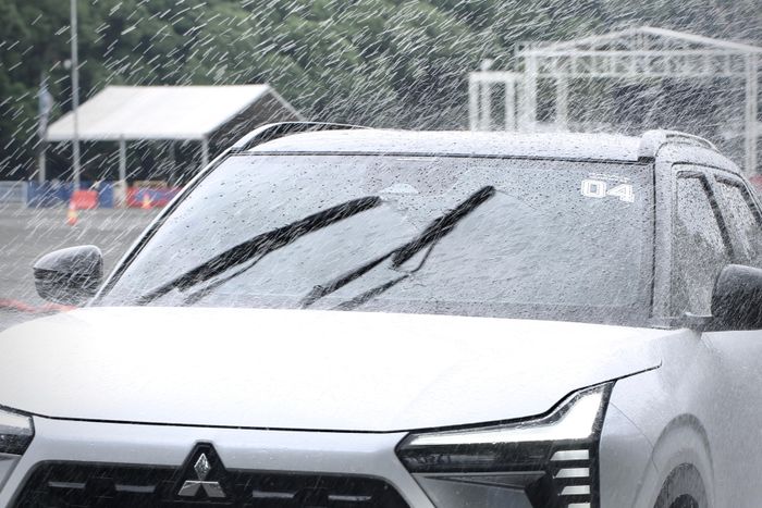 Air wiper pakai sabun dipercaya membuat kaca mobil lebih bersih dan jernih yang sebenarnya malah bisa jadi masalah.