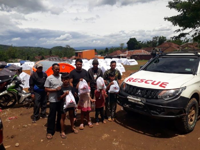 Donasi PT Mitsubishi Motors Krama Yudha Sales Indonesia (MMKSI) untuk korban bencana alam di Sukabumi, Jawa Barat