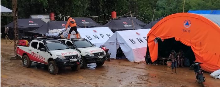 Rescue Car Mitsubishi Triton yang disumbangkan PT Mitsubishi Motors Krama Yudha Sales Indonesia (MMKSI) untuk evakuasi bencana alam di Sukabumi, Jawa Barat