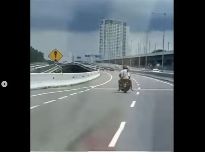 Tangakapan layar video pemotor bonceng tigas menyusup ke tol layang MBZ