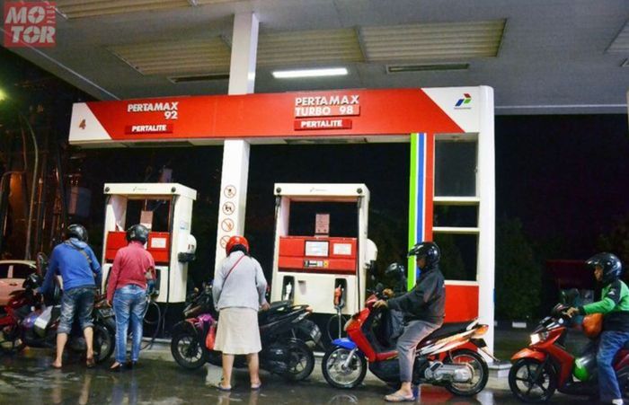 ilustrasi mengisi BBM di SPBU di malam hari 