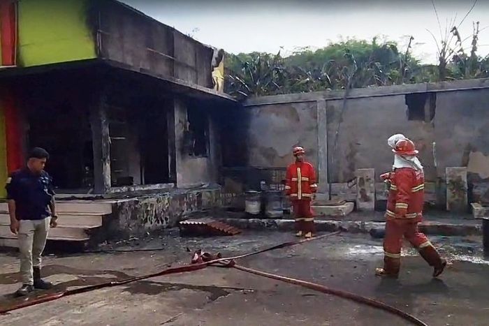 kondisi pasca kebakaran di SPBU Tanggeung, Cianjur Selatan, Jawa Barat saat proses kuras tangki penampungan Solar oleh petugas