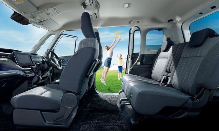 memiliki kabin 5-seater dan menggunakan pintu geser sehingga memberikan kepraktisan lebih