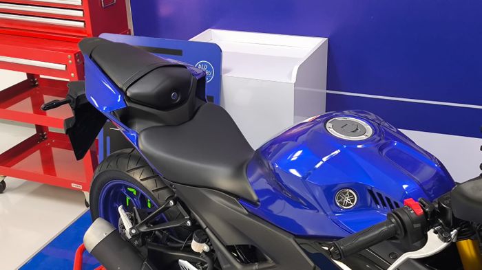 Yamaha R25 terbaru punya bagian jok dan body tengah yang lebih ramping