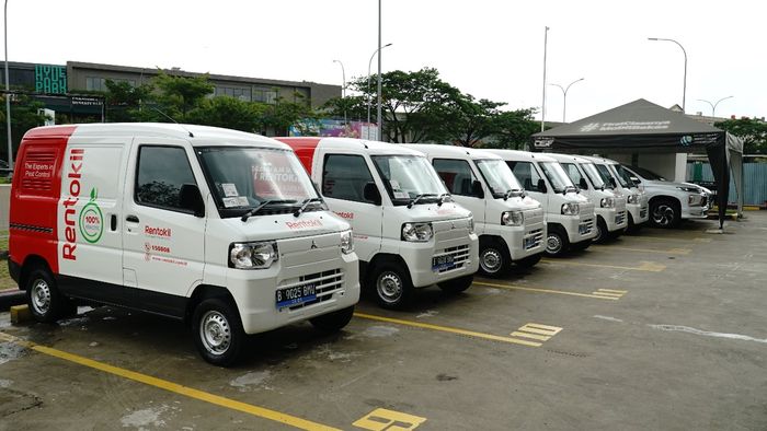 Deretan 11 unit Mitsubishi L100 EV yang akan digunakan oleh Rentokil Initial Indonesia