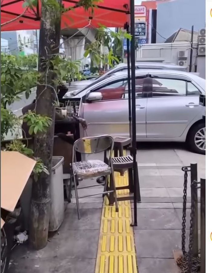 Salah satu kafe di Jl Wolter Monginsidi, Kebayoran Baru, Jakarta Selatan salah gunakan trotoar menjadi parkir mobil VIP