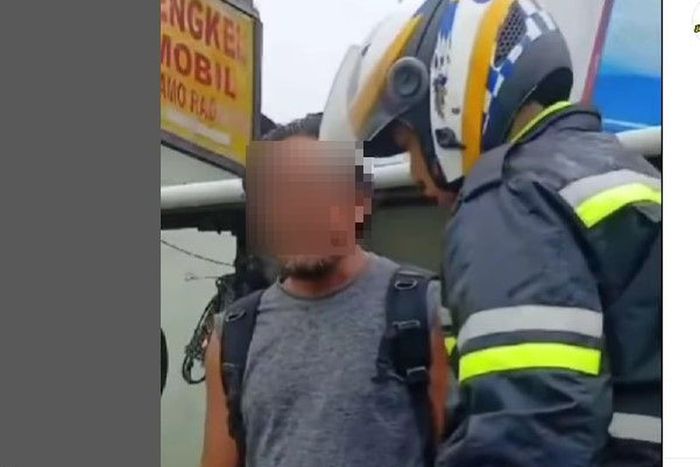 Pria yang menodongkan pistol ke orang-orang setelah menabrak beberapa motor di Kampung Tugu Pensiunan, Desa Tugu Selatan, Cisarua, Bogor