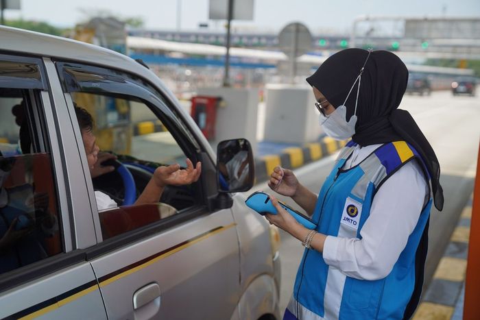 Petugas bantu pengemudi mengisikan saldo e-toll yang habis di gerbang tol