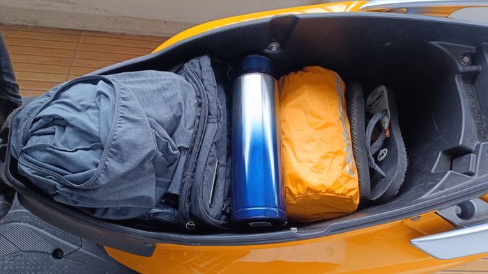 Kondisi bagasi TVS Callisto 125 setelah diisi barang-barang, masih banyak ruang sisa