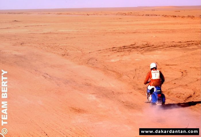 Pereli Vespa di Reli Paris-Dakar 1980 saat melewati gurun pada salah satu stage